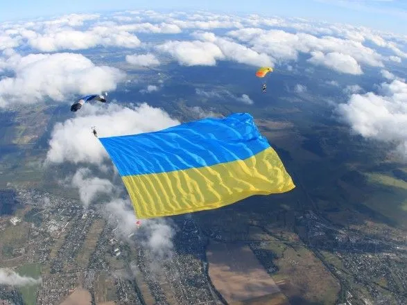 noviy-rekord-parashutist-rozgornuv-u-povitri-velichezniy-prapor-ukrayini