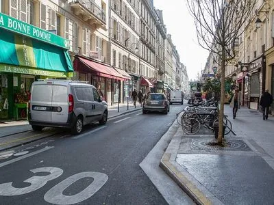 Париж ограничил скорость автомобилей 30 км в час