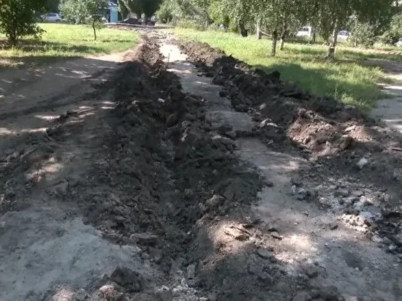 Харьковчане хотели сами отремонтировать дороги возле дома, но их заблокировала полиция
