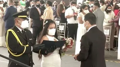 Массовая свадьба на фоне COVID-19: в Перу одновременно дали брачные обеты около 200 пар