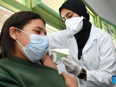 Марокко вакцинирует подростков
