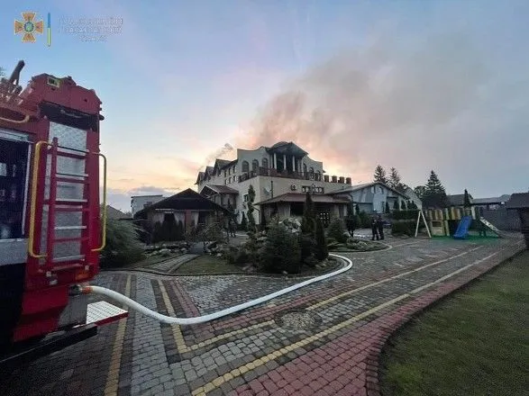 В Закарпатской области загорелась крыша гостинично-ресторанного комплекса: повреждены более 400 кв. м кровли