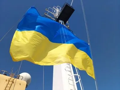 Прапор України підняли над придбаним у Великої Британії легендарним криголамом