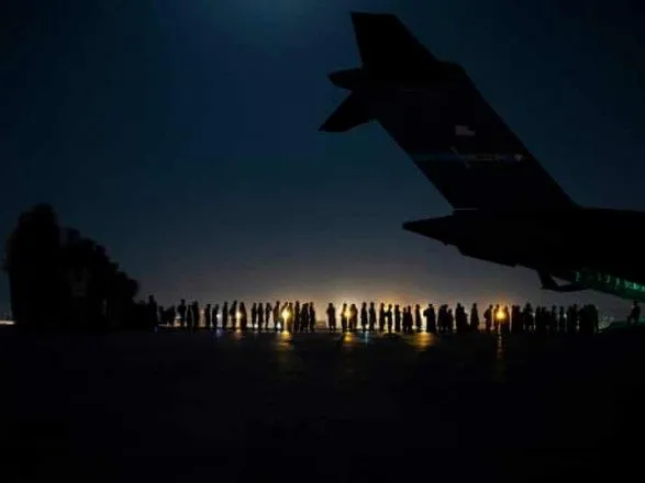 Последний военный США в Афганистане, талибы заходят в аэропорт Кабула: исторические кадры