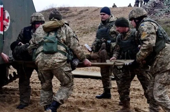 На Донбасі український захисник дістав осколкове поранення