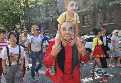Клоуны прошли по центру Одессы
