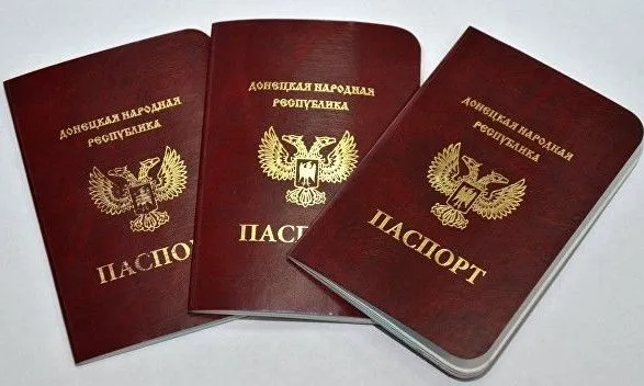 Примусово видавав псевдопаспорти: співробітнику "міграційної служби ДНР" повідомили про підозру