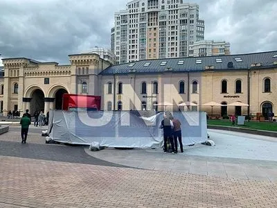 Не простояв і доби: у центрі Києва вантажівка провалила новий фонтан