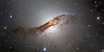 Астрономи зробили новий знімок гігантської галактики Центавр А