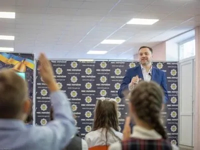 В українських школах триває “День знань” від МВС: міністр провів лекцію для столичних школярів