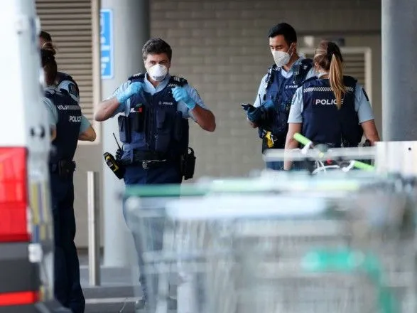 В Новой Зеландии мужчина напал с ножом на людей в супермаркете: его застрелили