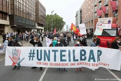 В Берлине тысячи людей вышли на акцию общественной солидарности