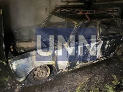На території столичної лікарні загорілось авто, власник якого вже два місяці як помер