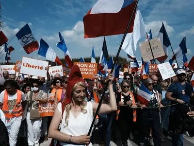 Более 140 тыс. человек пришли на акции протеста против санитарных пропусков во Франции