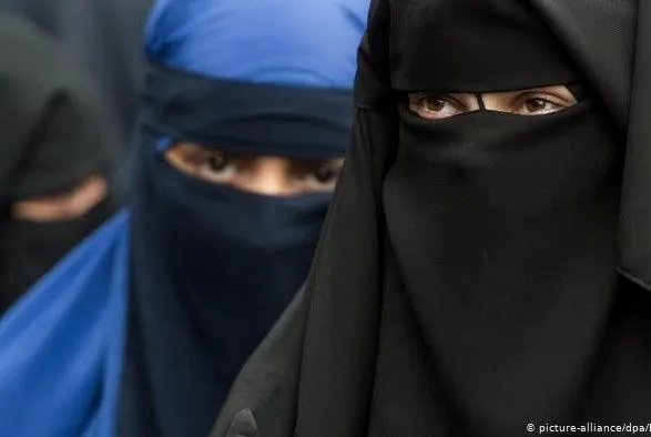 Таліби зобов'язали жінок носити нікаб в університетах