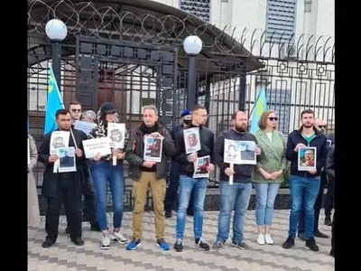 Масові затримання в окупованому Криму: у Києві активісти влаштували пікет під посольством РФ