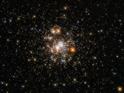 Телескоп Hubble показал шарообразное скопление звезд в созвездии Стрелец