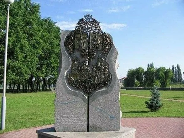 В Киеве снесли памятник "дружбы с Москвой"