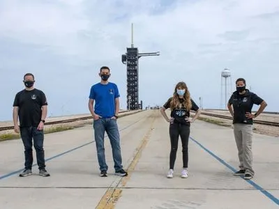 Netflix снимает документальный сериал о первом туристическом космическом полете SpaceX