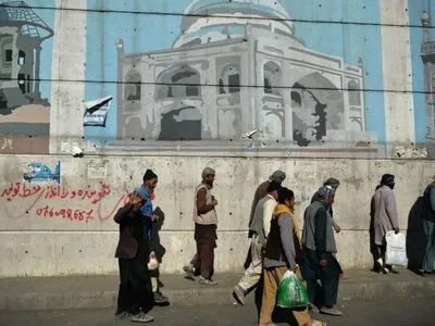 Таліби у Кабулі зафарбовують вуличні фрески та мурали і замінюють їх релігійними гаслами