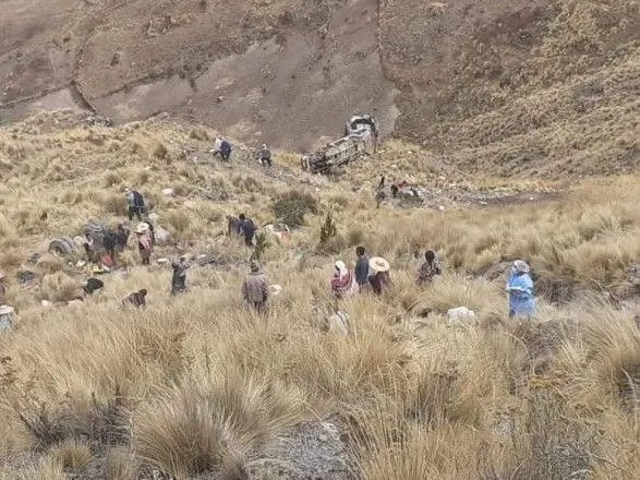 У Болівії пасажирський автобус зірвався в яр: загинуло понад 20 людей