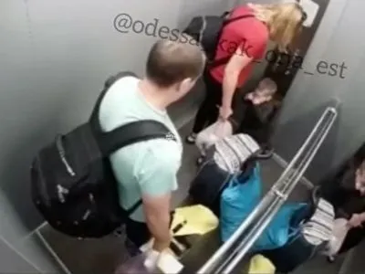 Не слушался: в Одессе родители в лифте жестоко избили малыша, полиция составила протокол