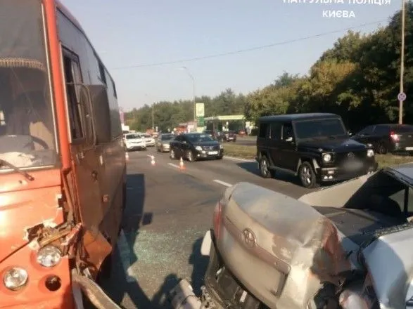 У Києві на Броварському проспекті сталася ДТП з двома автобусами та легковим авто: утворився затор