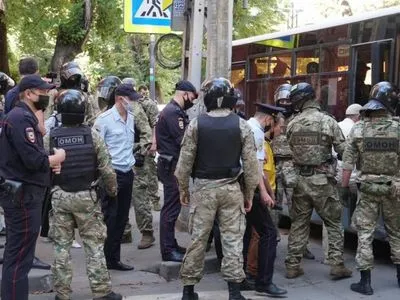 Российские силовики приходят в дома задержанных активистов в Крыму