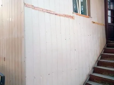 В Черновцах прогремел взрыв во дворе дома: повреждено окно и фасад