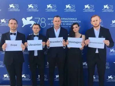 Сенцов перед прем’єрою фільму “Носоріг” зробив фото на підтримку бранців Кремля