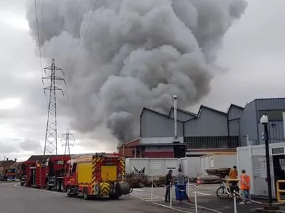 У Франції загорівся металургійний завод: є ризик токсичних викидів