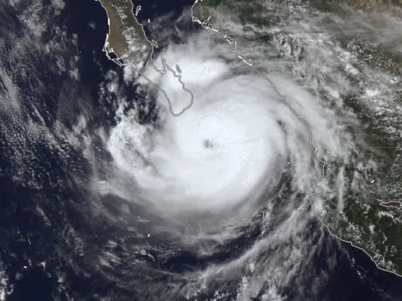 Ураган "Олаф" обрушился на известные пляжи Мексики