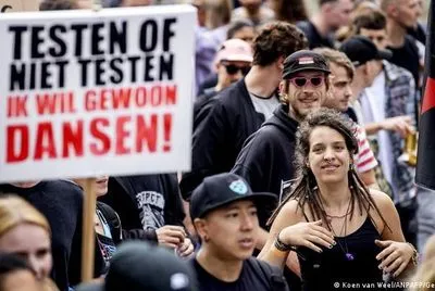 Акція в Нідерландах проти заборони фестивалів в пандемію зібрала десятки тисяч