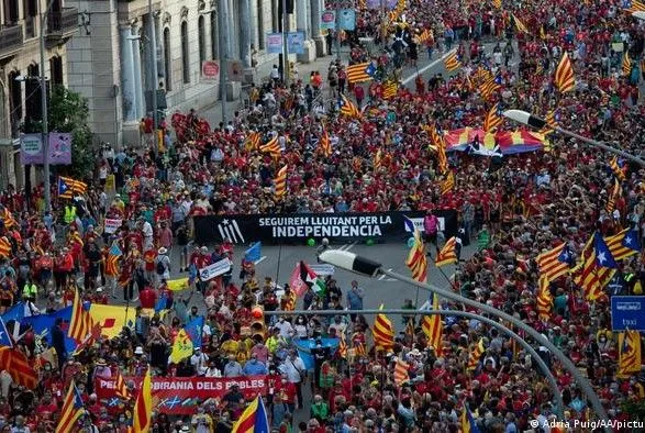 У Каталонії пройшли багатотисячні виступи за незалежність від Іспанії