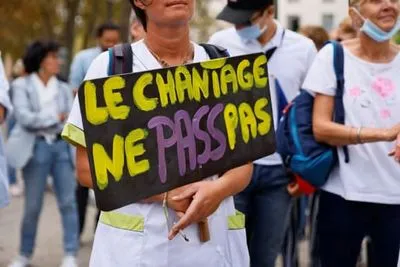 Франція: на акції протесту проти санітарних пропусків вийшли 121 тис. чоловік