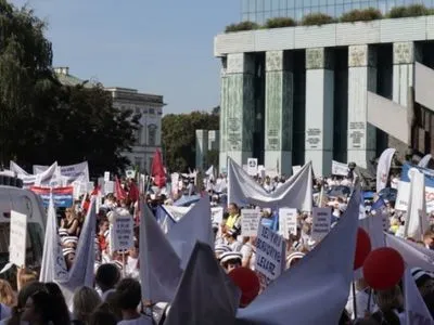 Тисячі медиків вийшли на акцію протесту у Варшаві