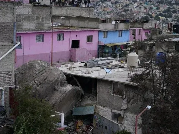 В Мексике скала обрушилась на жилые дома: есть жертвы