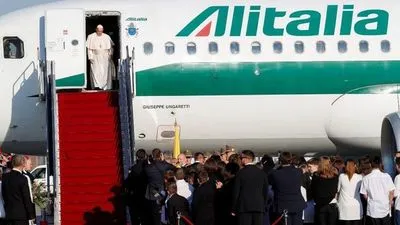 Папа Франциск прибыл в Венгрию в первом зарубежном турне после операции