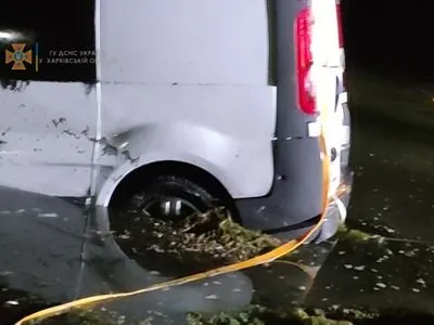 Под Харьковом микроавтобус упал в воду: пассажиры погибли