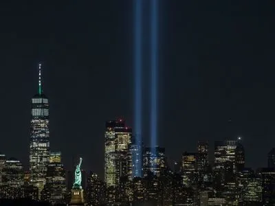 Две колонны света поднялись над Манхэттеном в память о жертвах терактов 11 сентября