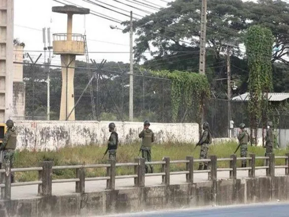 В Эквадоре неизвестные атаковали тюрьму с помощью беспилотников со взрывчаткой