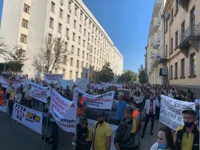 Двотисячна акція протесту під Кабміном і ОП: співробітники БРСМ звинуватили ДФС у змові і незаконному блокуванні бізнесу