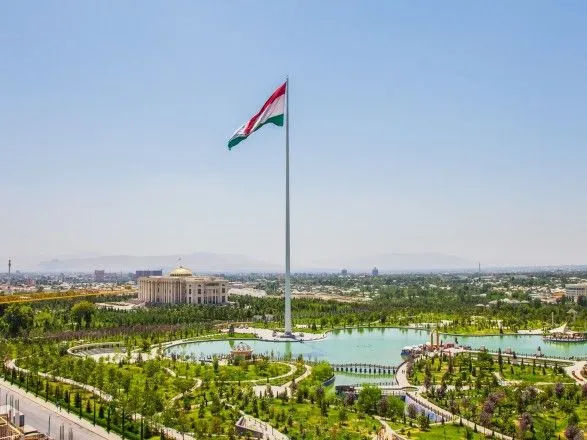МЗС Таджикистану вручило ноту послу США через слова Байдена про таджиків, які "також би чіплялися за шасі літака"