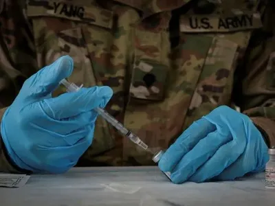 Військових США під загрозою звільнення зобов'язують вакцинуватися проти COVID-19