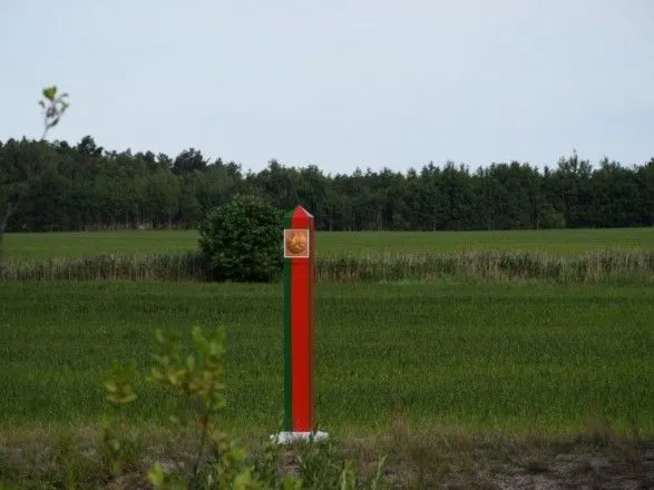 В Беларуси возбудили дело по факту повреждения знака с гербом на границе с Украиной, который обстреляли ранее