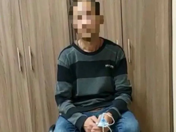 У Києві чоловік змусив 8-річну дівчинку роздягтись у шкільному туалеті. Його затримали і повідомили про підозру