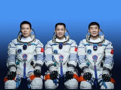 Три космонавти повернулися на Землю з найтривалішої космічної місії Китаю