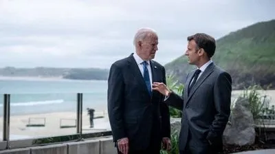 Байден запросил телефонный разговор с президентом Франции Макроном - СМИ