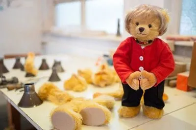 Подарунок до відставки: у Німеччині створили плюшевого ведмедя, схожого на Меркель