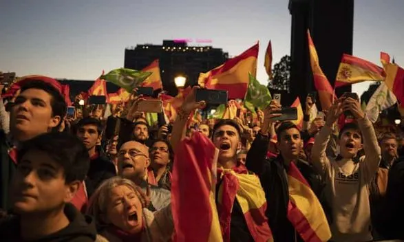 Около 25 тысяч испанских студентов несмотря на карантин собрались на нелегальной вечеринке